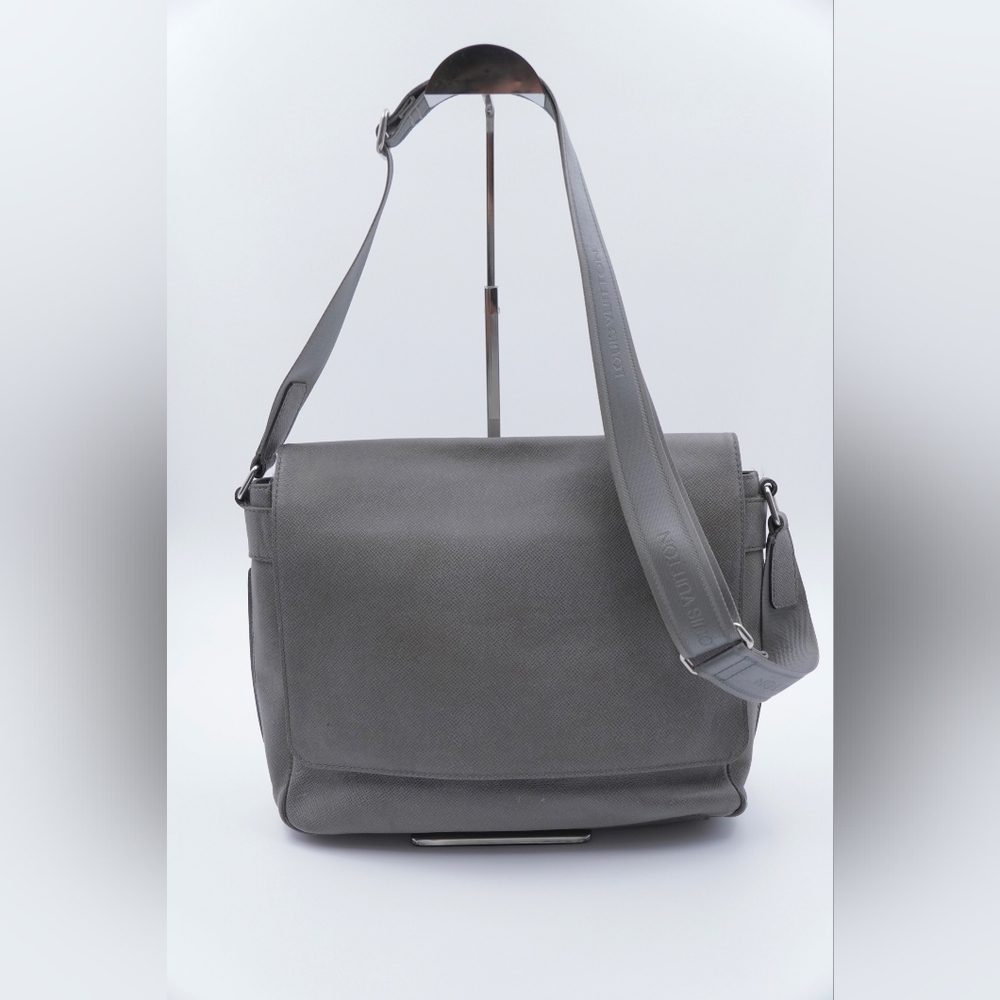 B08❤️ Louis Vuitton Gray Taiga Roman Messenger Bag